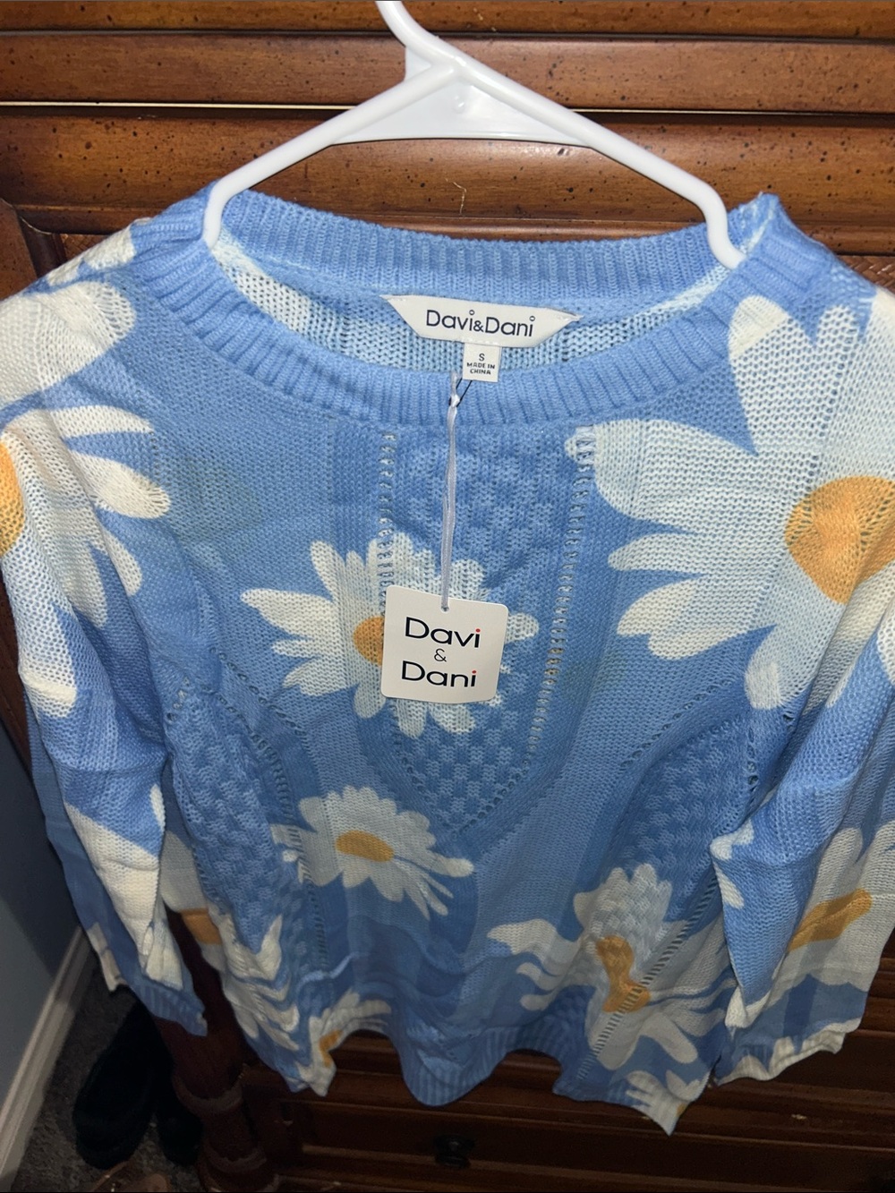 Davi & Dani Blue Daisy Print lightweight Women’s Sweater